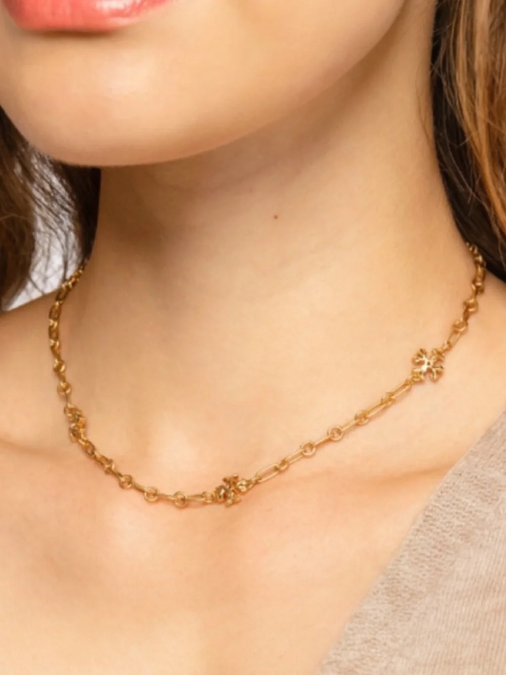 Tory Burch Roxanne chain delicate necklace in gold.